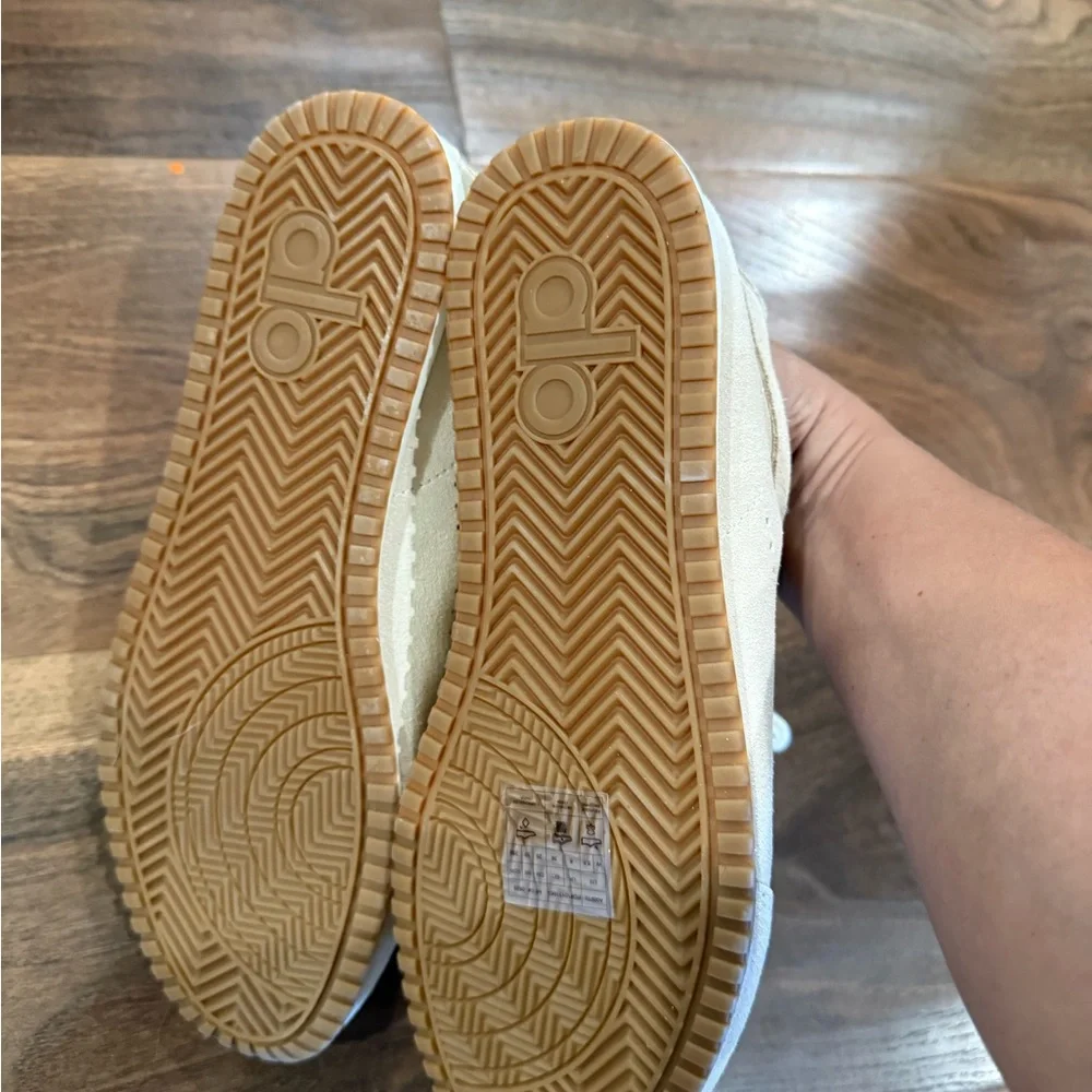 New! ALO Yoga Sunset Sneaker in Sandstone - Picture 4 of 6